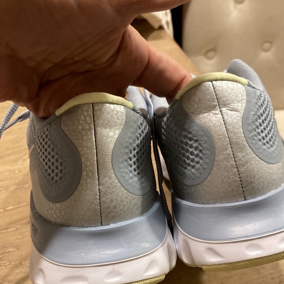 Women Nike size 6 - Picture 2 of 9